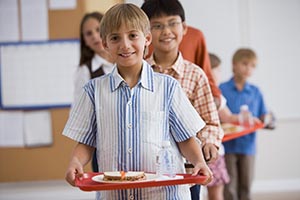 child_with_food_tray